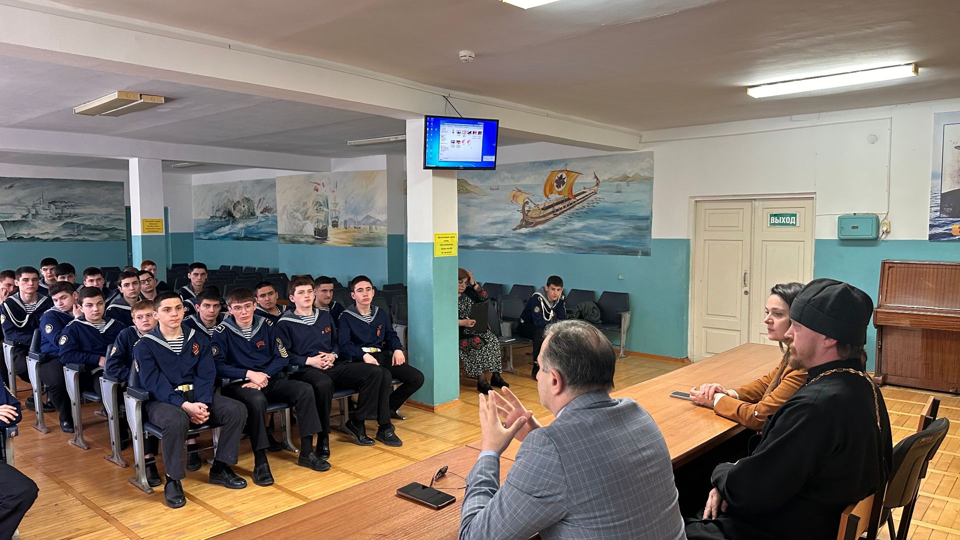 В Дагестане обсудили вопросы межконфессионального согласия и профилактики экстремизма среди курсантов кадетской школы